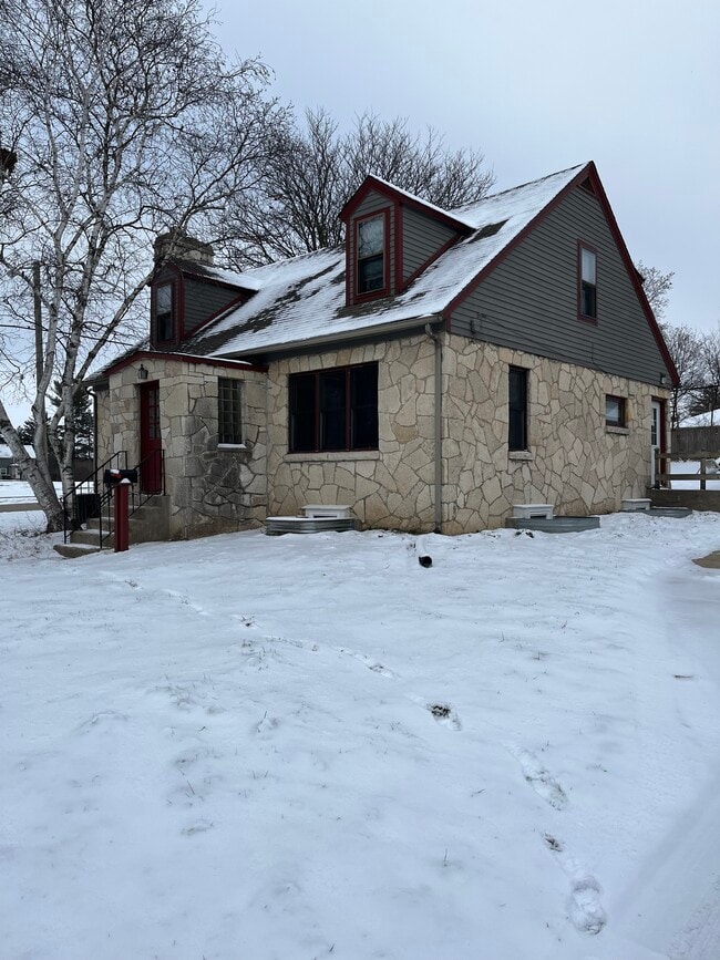 property at 203 S Whiton St