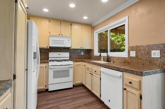 5059 Via Calderon in Camarillo, CA - Foto de edificio - Building Photo