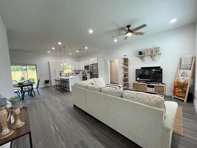 2243 SE Mariposa Ave in Port St. Lucie, FL - Building Photo - Building Photo