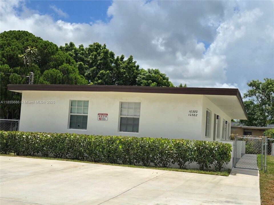 10380 SW 173rd St in Miami, FL - Building Photo