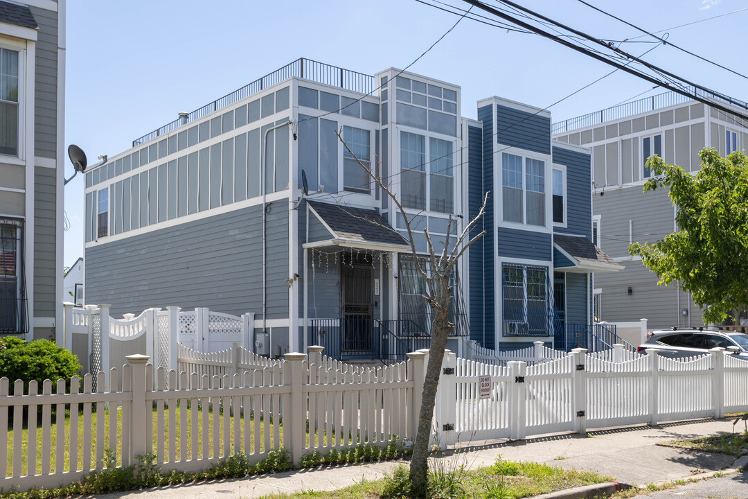 322 Beach 43rd St in Far Rockaway, NY - Building Photo