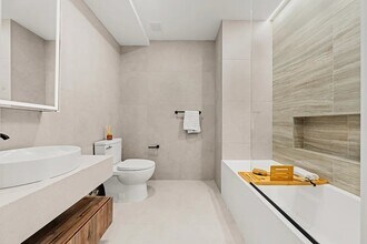 313 E 17th St, Unit 2D in New York, NY - Building Photo - Building Photo