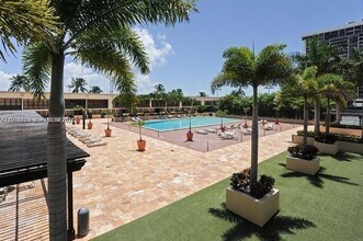 1865 Brickell Ave, Unit Brickell Place in Miami, FL - Foto de edificio - Building Photo