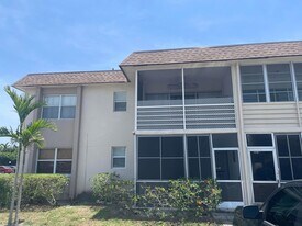 506 Davis Rd, Unit 70 in Palm Springs, FL - Building Photo