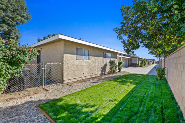 4925 Santa Ana St in Cudahy, CA - Building Photo - Building Photo