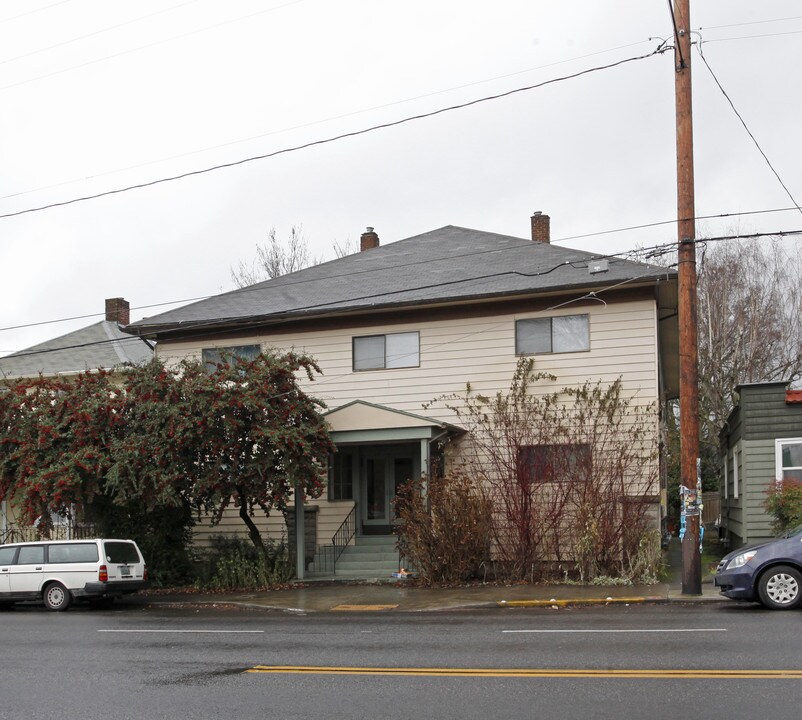 2311-2317 SE Hawthorne Blvd in Portland, OR - Building Photo