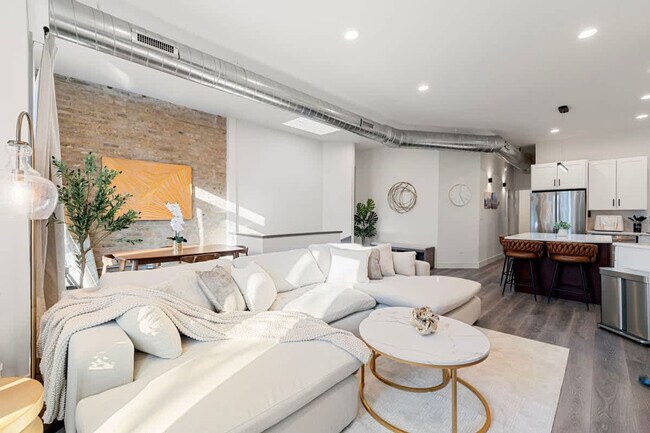 1543 N Claremont Ave