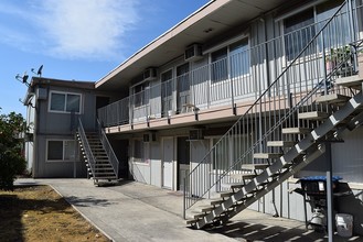 Country Club Villas in Stockton, CA - Building Photo - Building Photo