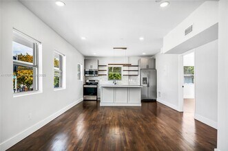 557 Meridian Ave in Miami Beach, FL - Building Photo - Building Photo