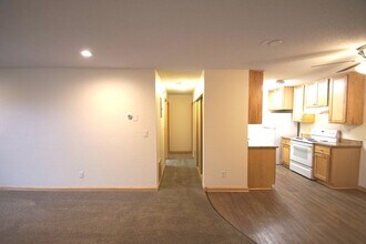401 E Burnsville Pkwy in Burnsville, MN - Building Photo - Building Photo