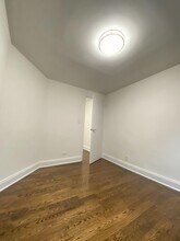 240 E 82nd St, Unit 1B in New York, NY - Foto de edificio - Building Photo