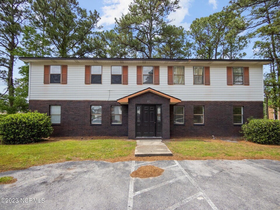 110 Ravenwood Dr-Unit -B in Jacksonville, NC - Building Photo