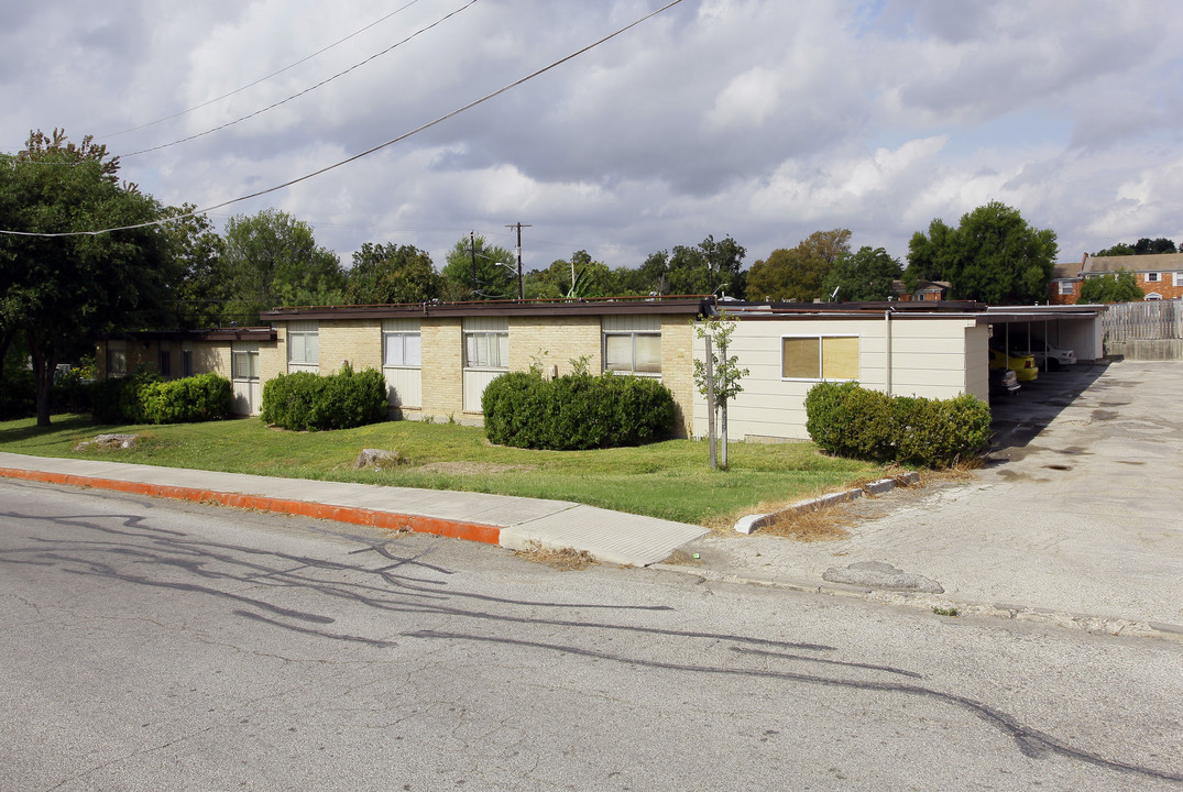 Garden Courts Apartments in Balcones Heights, TX - Building Photo