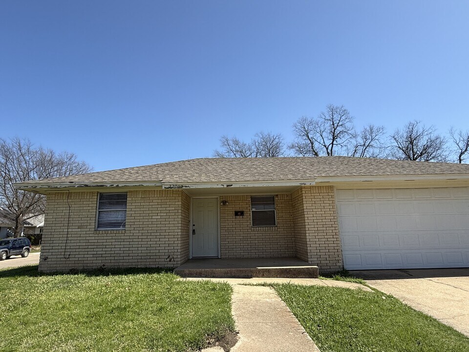 220 C St NW in Ardmore, OK - Building Photo