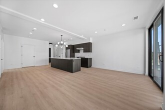 1801 W Grand Ave, Unit 403 in Chicago, IL - Building Photo - Building Photo