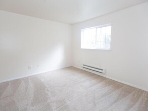 18505 SE Newport Way in Issaquah, WA - Building Photo - Building Photo