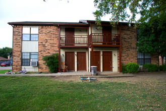 1429 Pryor Pl in Grand Prairie, TX - Building Photo - Building Photo