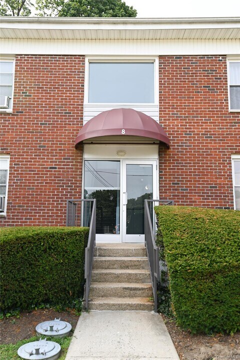 8 Stokes Rd in Yonkers, NY - Building Photo