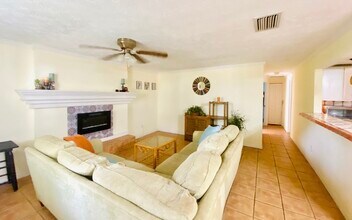 110 B St in St. Augustine, FL - Foto de edificio - Building Photo