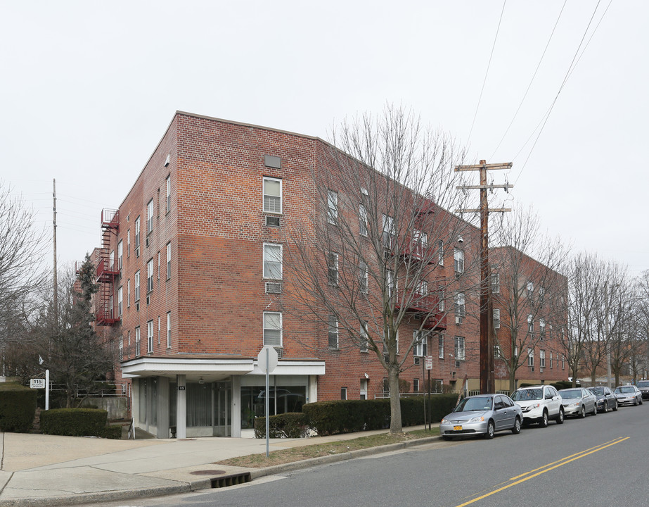 Garden City Border Apartments in Hempstead, NY - Building Photo