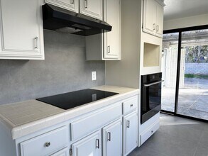 2201 N Farrell Dr in Palm Springs, CA - Building Photo - Building Photo