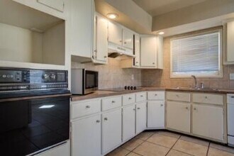 2216 32nd St in Lubbock, TX - Foto de edificio - Building Photo