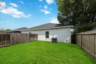 8138 Bassett St in Houston, TX - Building Photo - Building Photo