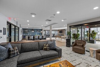 Gridline in Seattle, WA - Foto de edificio - Building Photo