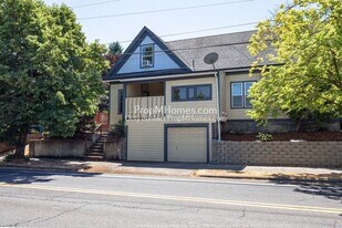 7810 E Burnside St in Portland, OR - Building Photo