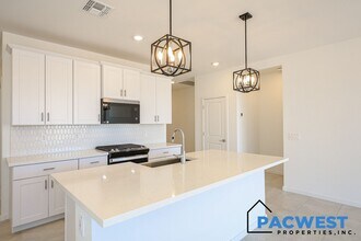 17634 W Port Royale Ln in Surprise, AZ - Building Photo - Building Photo