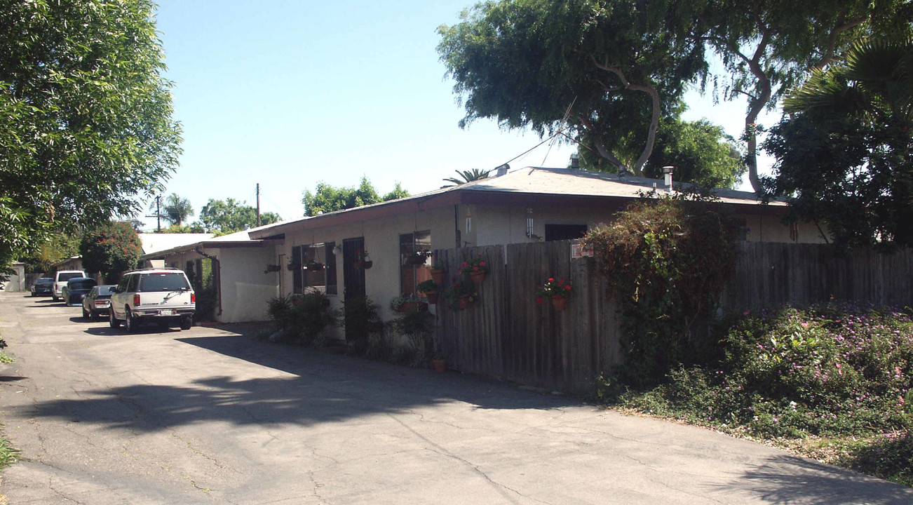 2618 Santa Ana Ave in Costa Mesa, CA - Building Photo