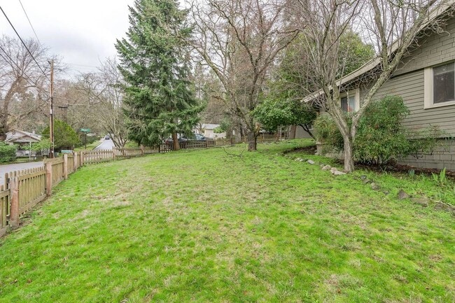 735 Roca St in Ashland, OR - Building Photo - Building Photo