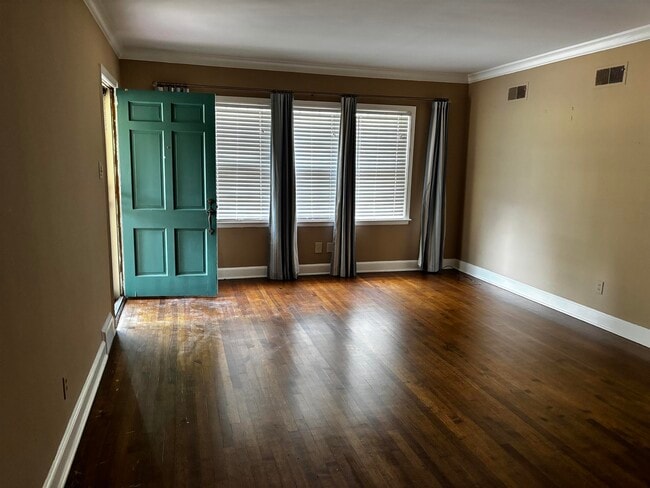 3646 Walnut Grove Rd in Memphis, TN - Building Photo - Building Photo