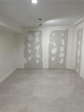 114 Emily Ave in Elmont, NY - Foto de edificio - Building Photo