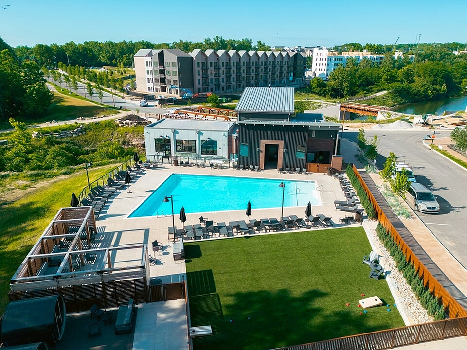 South Bank at Quarry Trails in Columbus, OH - Building Photo