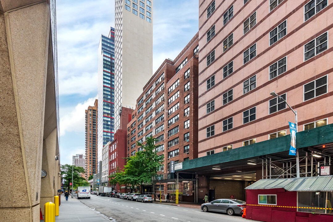 Leslie House in New York, NY - Building Photo