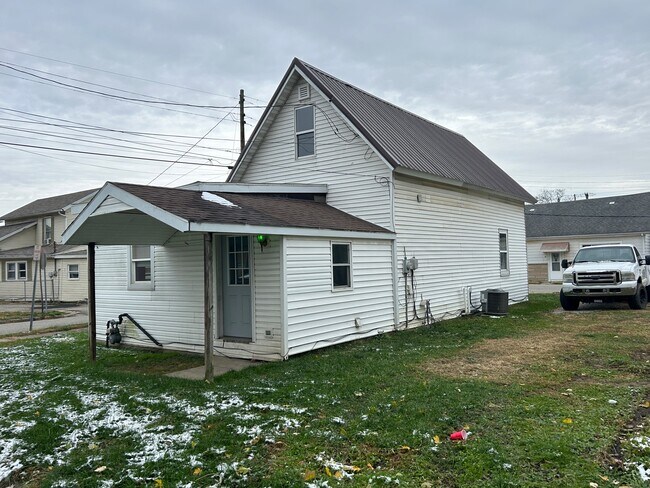 101 W 1st St in Connersville, IN - Building Photo - Building Photo