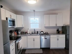 106 Medley Dr, Unit 2 - Rear Facing Downstairs Room in Newark, DE - Foto de edificio - Building Photo