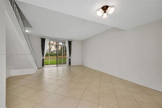 1210 Sorrento Dr in Weston, FL - Foto de edificio - Building Photo