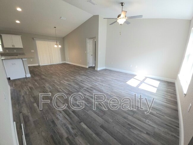7838 N Vivian Way in Citrus Springs, FL - Building Photo - Building Photo