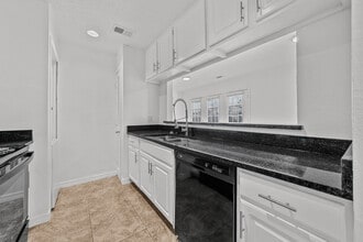 Columbia Oaks in Dallas, TX - Building Photo - Building Photo