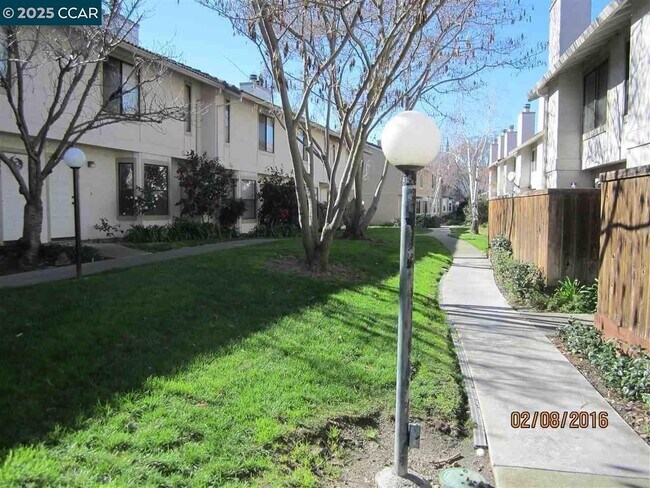 327 Pantano Cir in Pacheco, CA - Building Photo - Building Photo