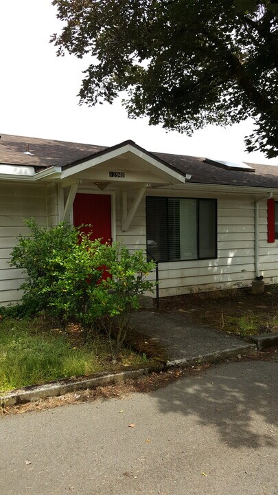 13948 SE Division St in Portland, OR - Building Photo