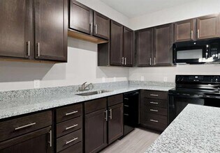 13411 FM812 in Del Valle, TX - Foto de edificio - Building Photo