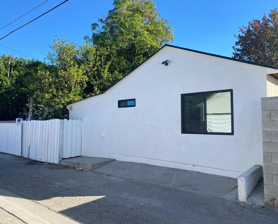 19519-19521 Welby Way in Reseda, CA - Building Photo