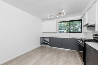 2033 N Beachwood Drive in Los Angeles, CA - Foto de edificio - Building Photo