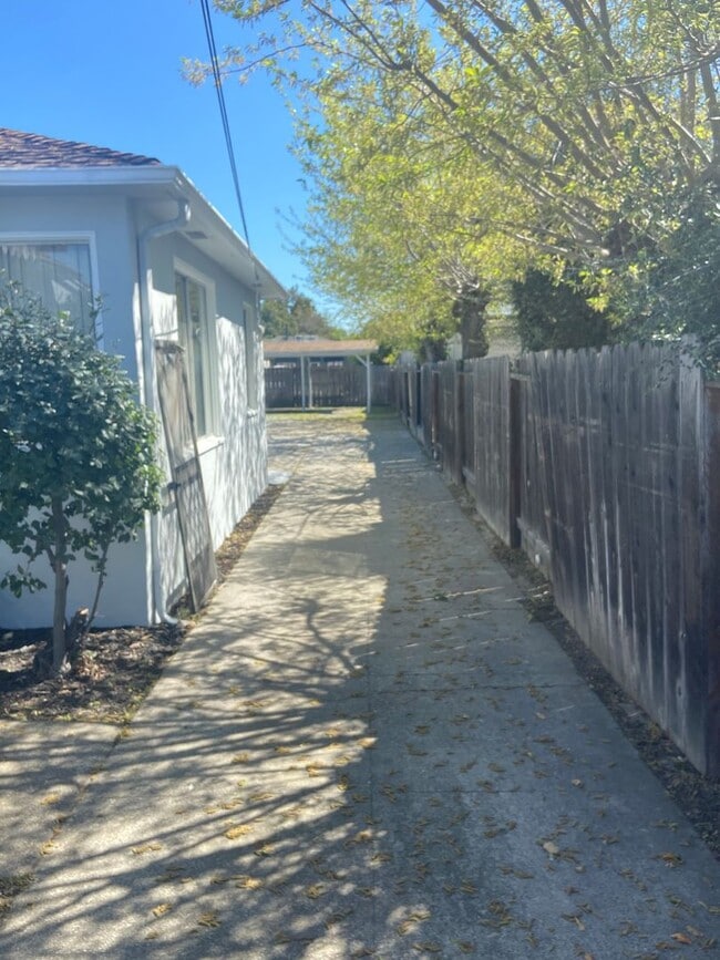 1645 Linden St in Livermore, CA - Building Photo - Building Photo