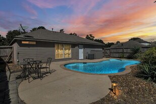 987 Oak Glen Dr in Willis, TX - Building Photo