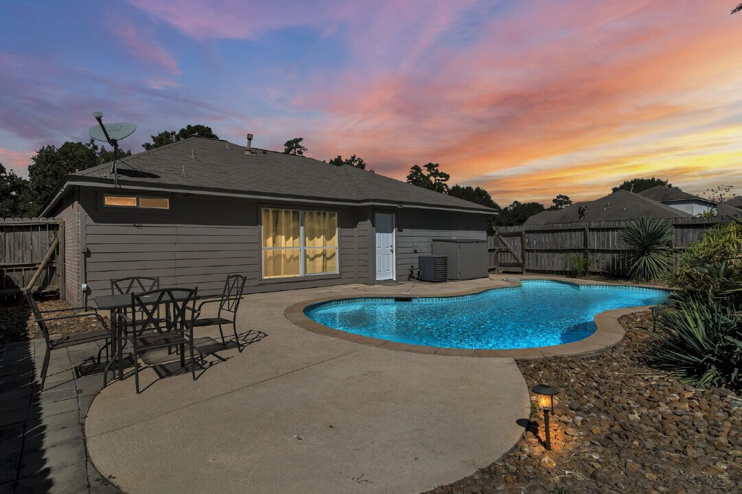 987 Oak Glen Dr in Willis, TX - Building Photo