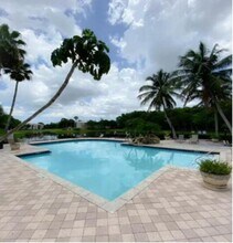 600 Crestwood Ct N in Royal Palm Beach, FL - Building Photo - Building Photo